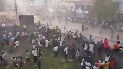 На футбольном матче в Гвинее погибли десятки человек во время столкновений фанатов