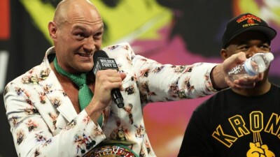 Состоялось официальное прибытие Фьюри и Усика на реванш в Саудовскую Аравию