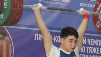 Казахстанец Акжол Курманбек с рекордами мира выиграл чемпионат Азии по тяжелой атлетике в Дохе