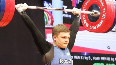 Казахстанский штангист Денис Полубояринов завоевал "золото" юниорского чемпионата Азии