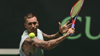 Денис Евсеев успешно начал квалификацию турнира ATP-250 в Гонконге