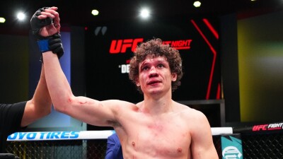 UFC Fight Night 249: Российский боец нокаутировал американца за секунду до конца боя