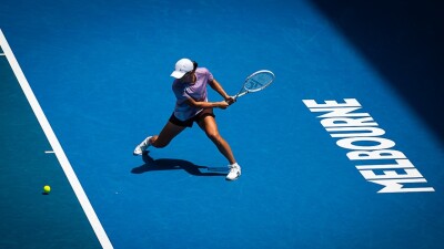 Ига Швёнтек одолела Катержину Синякову на старте Australian Open