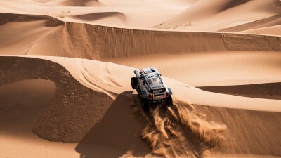 Казахстанский автогонщик получил травму: результаты 10 этапа "Дакара-2025" 