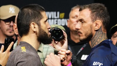 Махачев и Мойкано провели финальную битву взглядов перед UFC 311