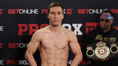 Топовый казахстанский боксёр встретился с легендой мирового бокса