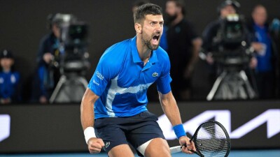 Новак Джокович снялся с полуфинального матча со Зверевым на Australian Open