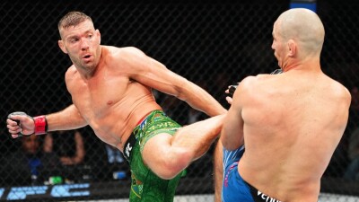 Дрикус дю Плесси победил Шона Стрикленда в реванше и защитил пояс чемпиона в среднем весе