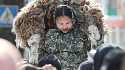 Молодой маме удалось затмить мужчин: жительница Риддера сделала 100 приседаний с бараном на плечах