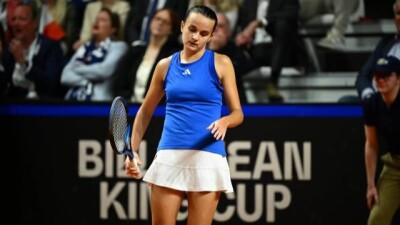 Французская теннисистка получила тяжелую травму во время матча на Кубке Билли Джин Кинг