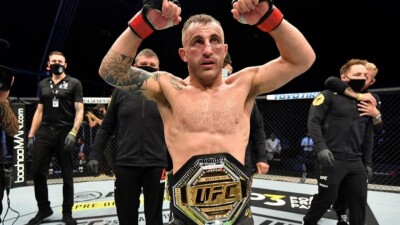 Александр Волкановски победил Диего Лопеса и вернул себе чемпионский пояс UFC
