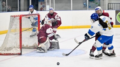 Женская команда Казахстана по хоккею уступила Латвии на чемпионате мира