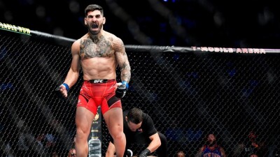 Тренер Топурии: в стойке Илия прикончит и Махачева, и Оливейру