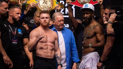 Сауль Альварес победил Уильяма Скалла и снова стал абсолютным чемпионом мира