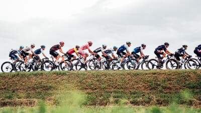 "Джиро д’Италия-2025": гонщик казахстанской команды остаётся лидером горного зачёта после 12 этапа