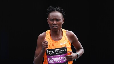Рекордсменка мира в марафоне отстранена от соревнований из-за допинга 