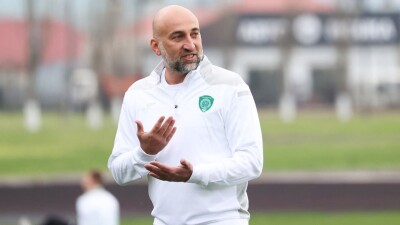 Экс-тренер сборной Казахстана по футболу остался без работы