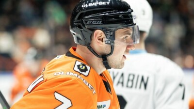 Вернется в "Барыс"? Хоккеист сборной Казахстана покинул клуб КХЛ 