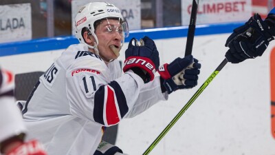 Лидер сборной Казахстана провел юбилейный матч в КХЛ