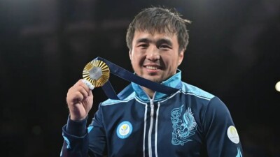 "Плакали от голода". Олимпийский чемпион из Казахстана рассказал о трудном детстве