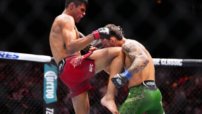 Стало известно, кто из участников турнира UFC 306 получил бонусы