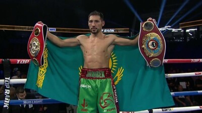 Нокаутом завершился бой Жанибека Алимханулы за два титула чемпиона мира 