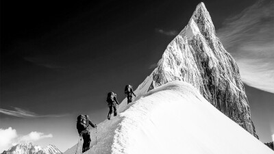 Пятеро российских альпинистов погибли в горах Непала