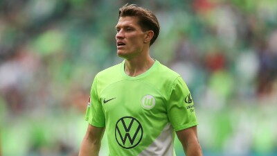 "Я не буду подписывать такое гейское дерьмо". Футболист принёс извинения за отказ оставить автограф на радужной майке