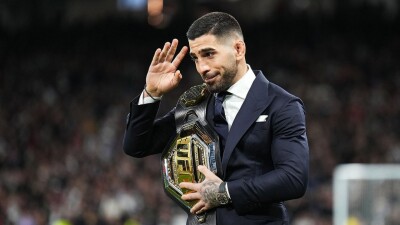 Топурия и Холлоуэй устроили финальную битву взглядов перед титульным боем UFC 308