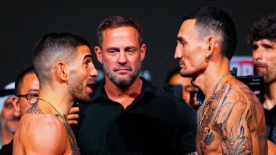 Стало известно, кто получил бонусы по итогам турнира UFC 308