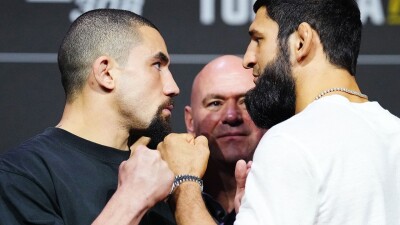 "Наконец-то появился хороший повод сходить к стоматологу". Уиттакер поздравил Чимаева с победой