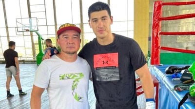 Бивол сделал щедрый подарок главному тренеру сборной Кыргызстана по боксу