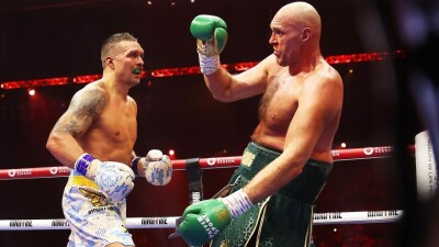 Александр Усик двумя словами оценил удары Тайсона Фьюри в титульном бою