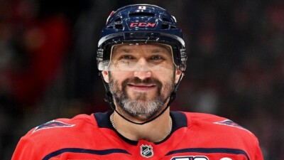 Овечкин вернулся на лёд через две недели после перелома