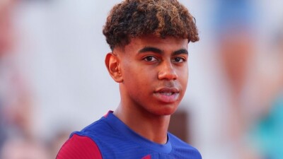 Лидера "Барселоны" заметили в компании бывшей девушки, которую обвиняли в измене футболисту