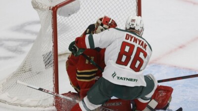 Нападающий "Ак Барса" выронил на лёд телефон в матче КХЛ 