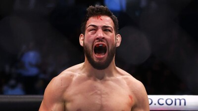 "Лучше идти потихоньку". Дагестанец из UFC дал совет Махачеву, как стать тройным чемпионом