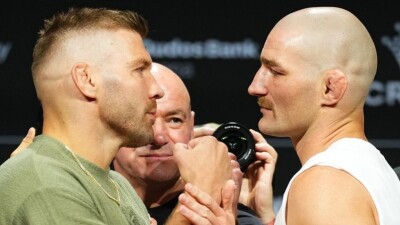 Дю Плесси и Стрикленд провели дуэль взглядов перед UFC 312