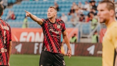 Отец скандального форварда отказался комментировать слухи о переходе сына в клуб КПЛ