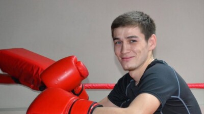 Яркой зарубой с нокдауном обернулся первый бой на вечере бокса в Астане