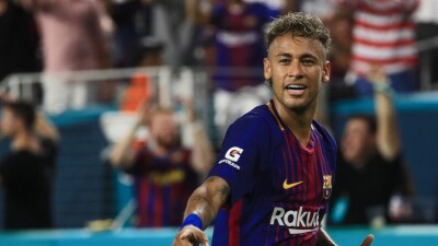 Флик отказался комментировать слухи о возможном возвращении Неймара в "Барселону"