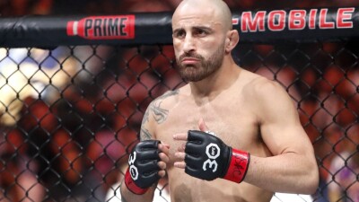 Волкановски и Лопес провели первую битву взглядов в преддверии титульного боя на UFC 314