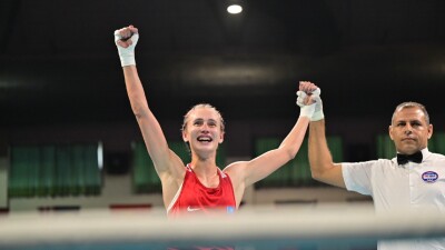 Избиением с нокдауном завершился бой казахстанки на ЧМ по боксу