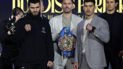 Дмитрий Бивол оценил силу удара Артура Бетербиева