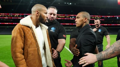 Чемпиона мира по боксу, разбившего яйцо о голову соперника, оштрафовали на огромную сумму