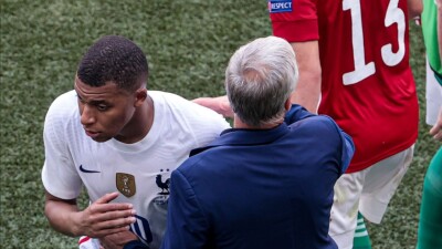 Дешам подтвердил, что Мбаппе останется капитаном сборной Франции