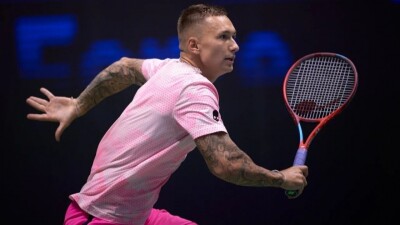 Казахстанский теннисист пробился во второй круг топового турнира в Испании