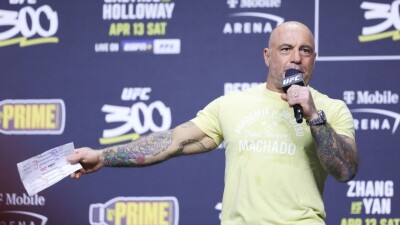 Известный комментатор UFC предложил разрешить удары по затылку