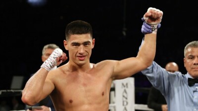 Промоутер Бенавидеса отреагировал на решение Бивола отказаться от титула WBC