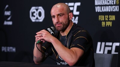 Волкановски назвал бойца, который может нокаутировать Махачева